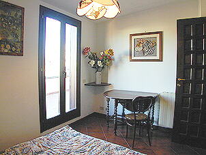(h) double bedroom, opposite view
