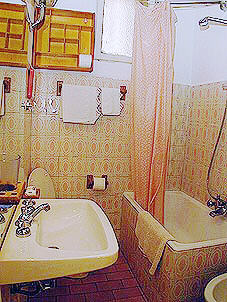 monti3-bath-da-m10.jpg (30664 bytes)